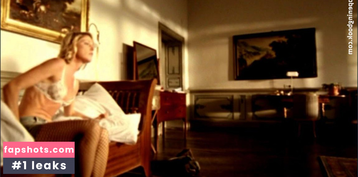 Julia Stinshoff gallery photo #7