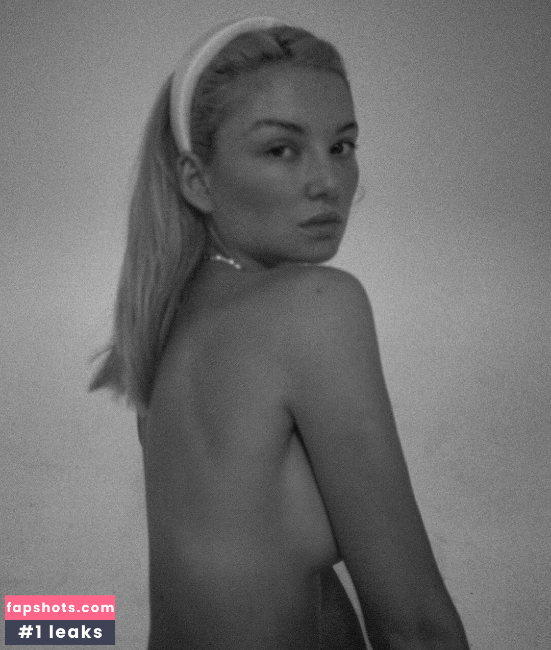 Julia Wulf gallery photo #23