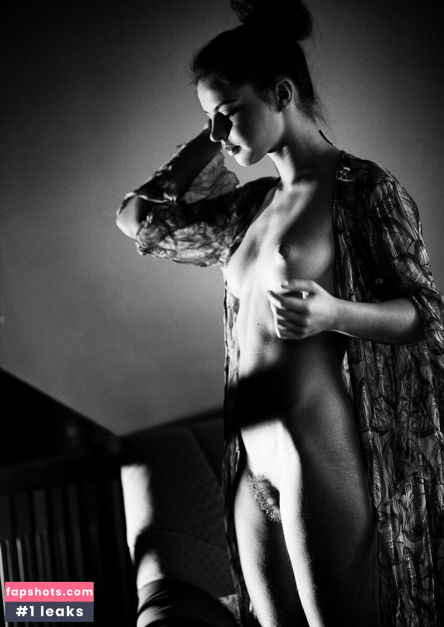 Julia Zu gallery photo #52