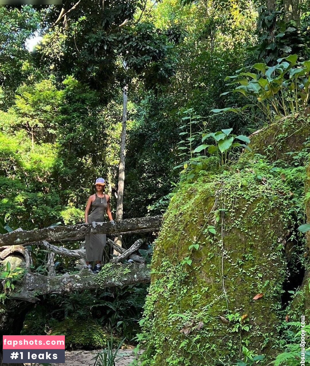 Juliana Nalu gallery photo #15