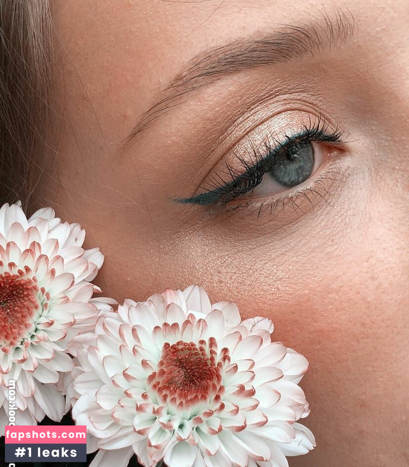 Julianna gallery photo #11