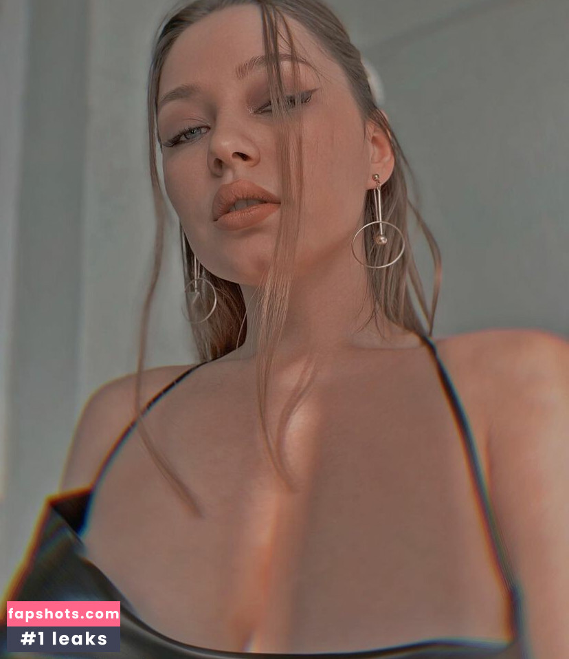 Julianna gallery photo #21