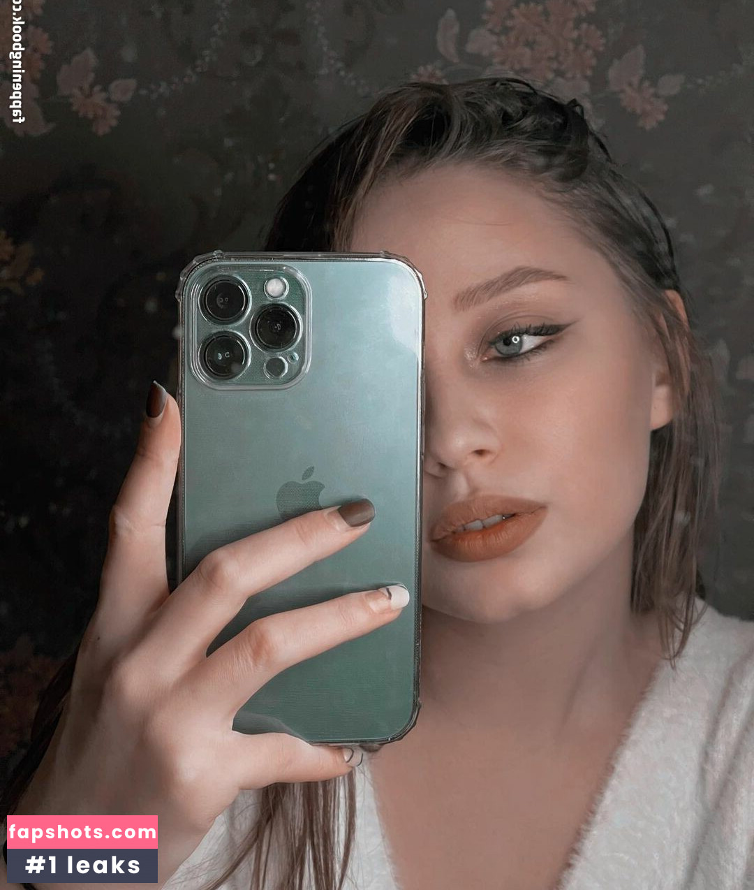 Julianna gallery photo #8