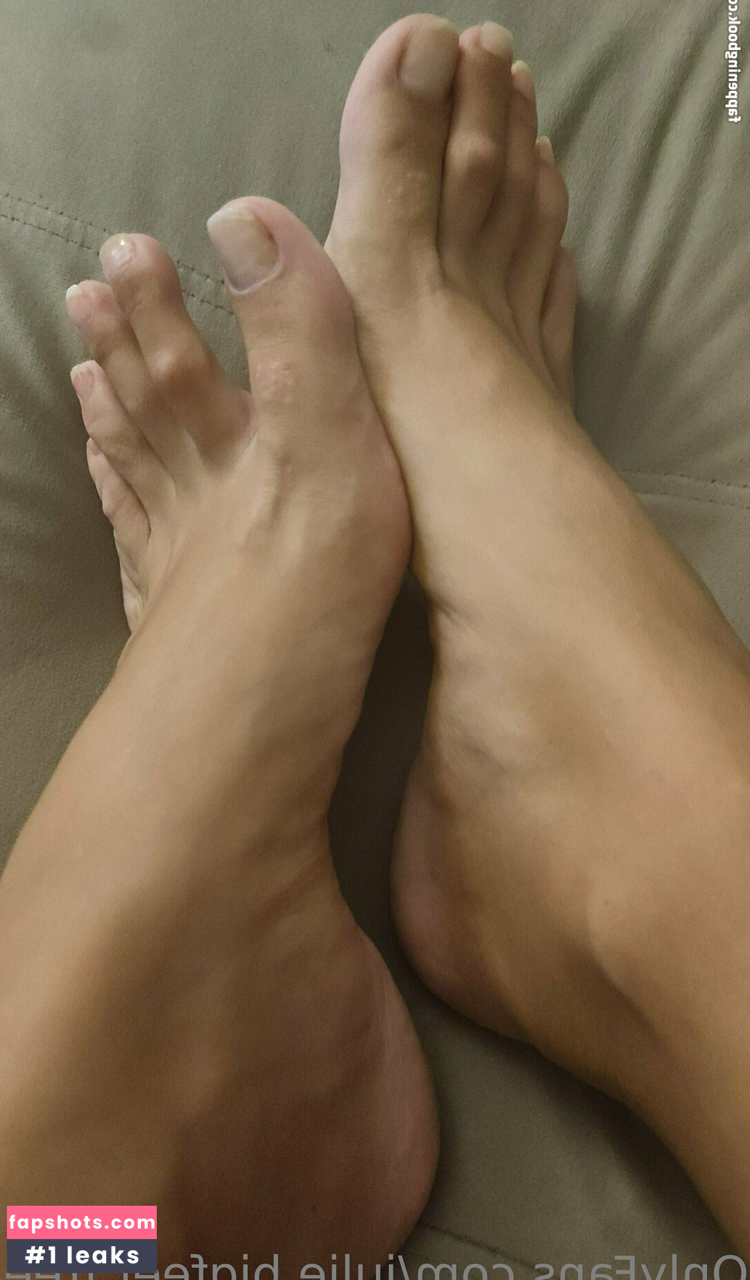 julie.bigfeet.free gallery photo #4