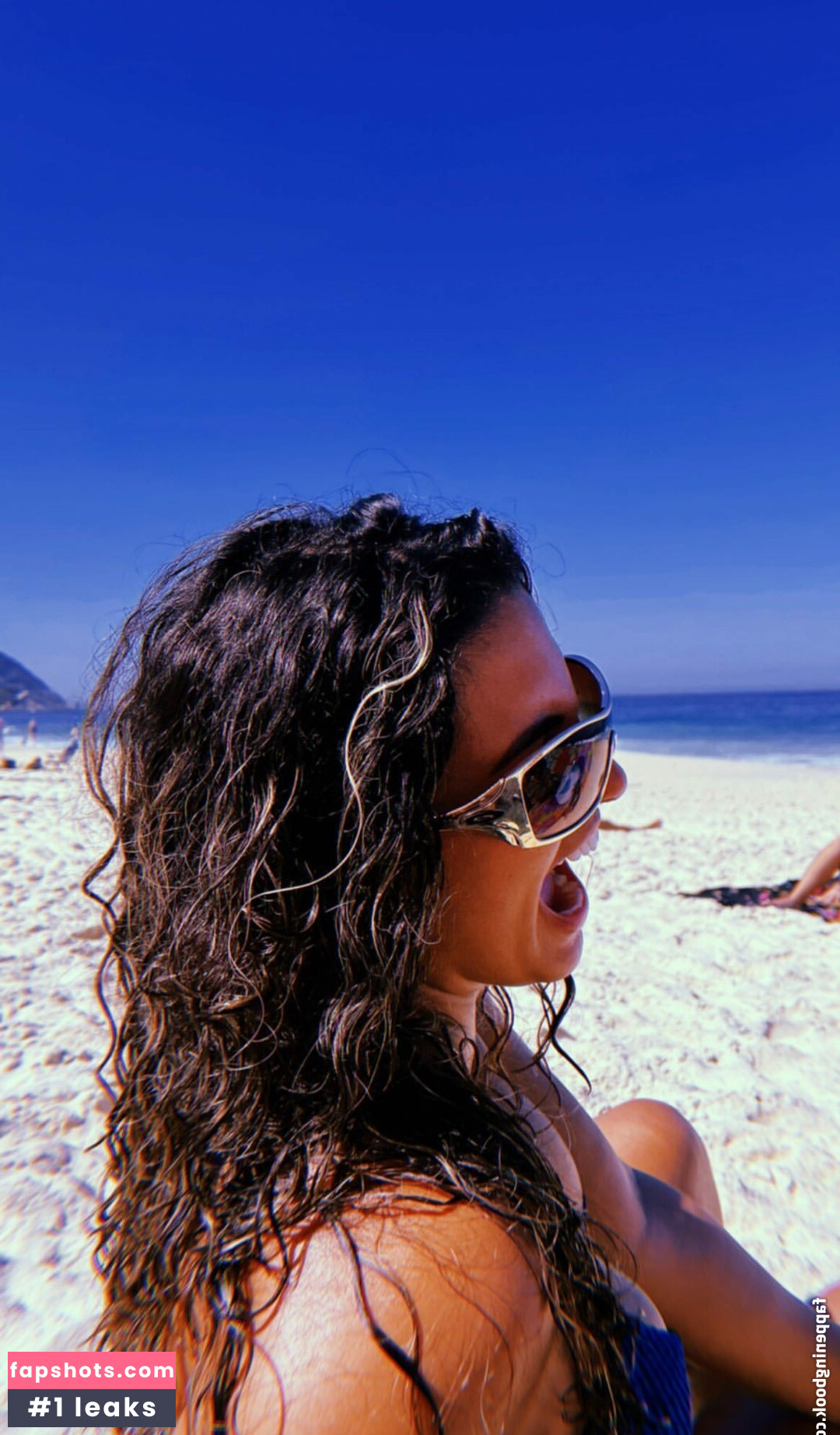 Julie Santos gallery photo #7