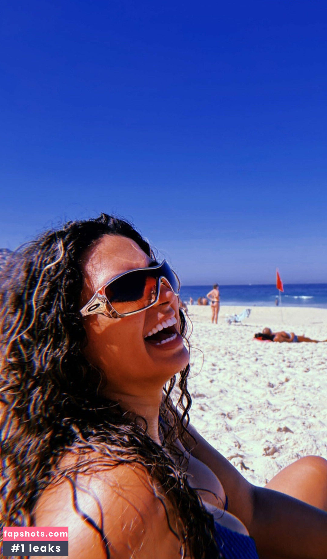 Julie Santos gallery photo #9