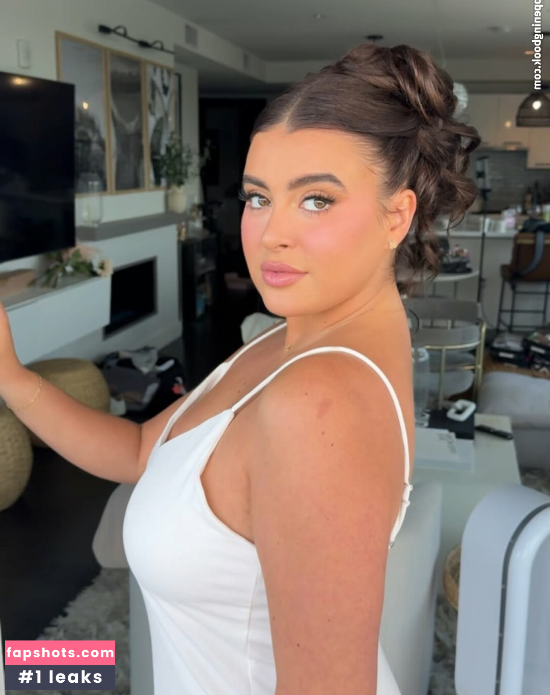 Kalani Hilliker gallery photo #16