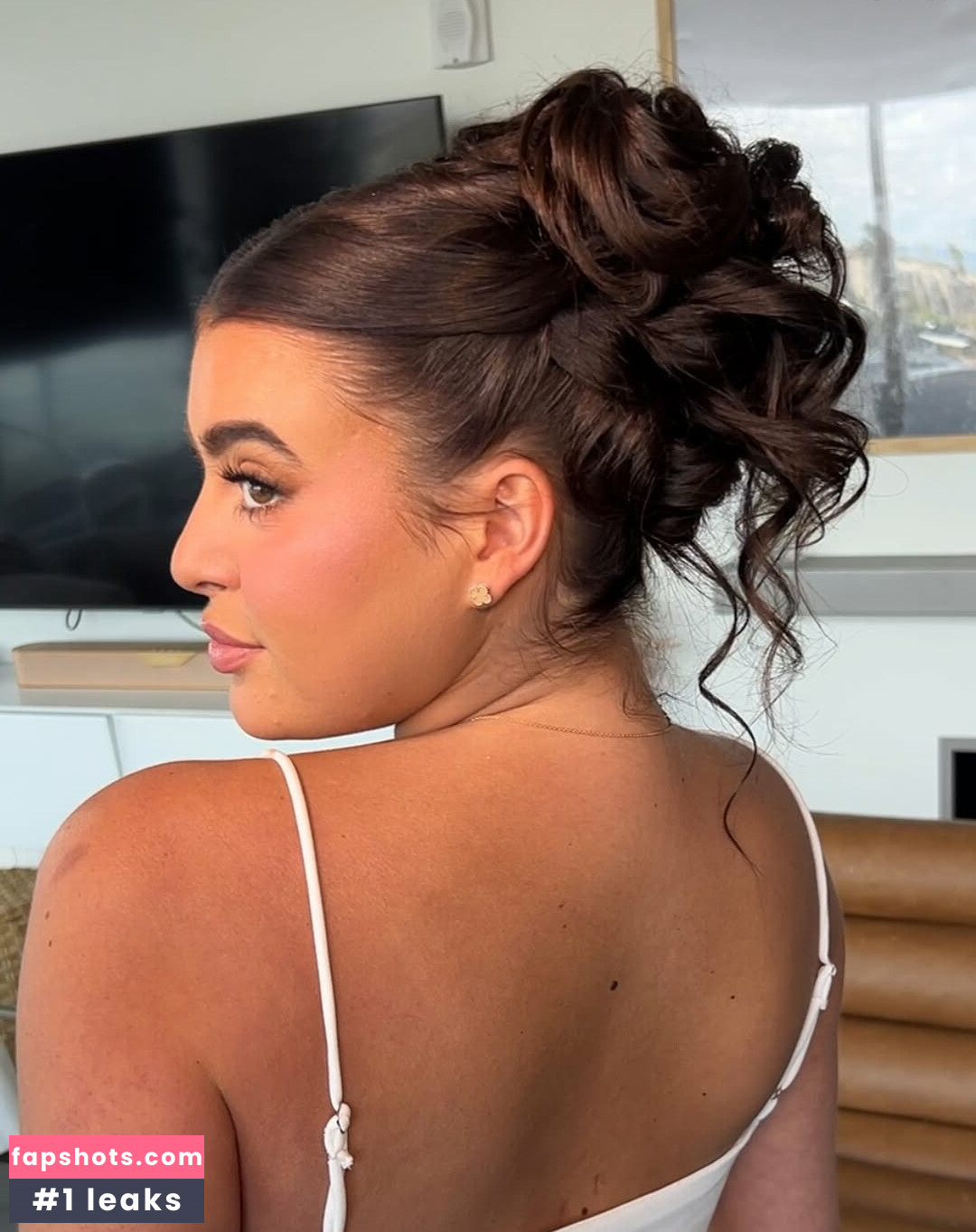 Kalani Hilliker gallery photo #22