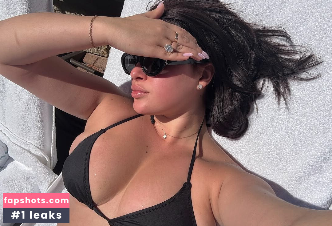 Kalani Hilliker gallery photo #32