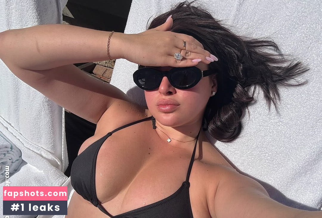 Kalani Hilliker gallery photo #33