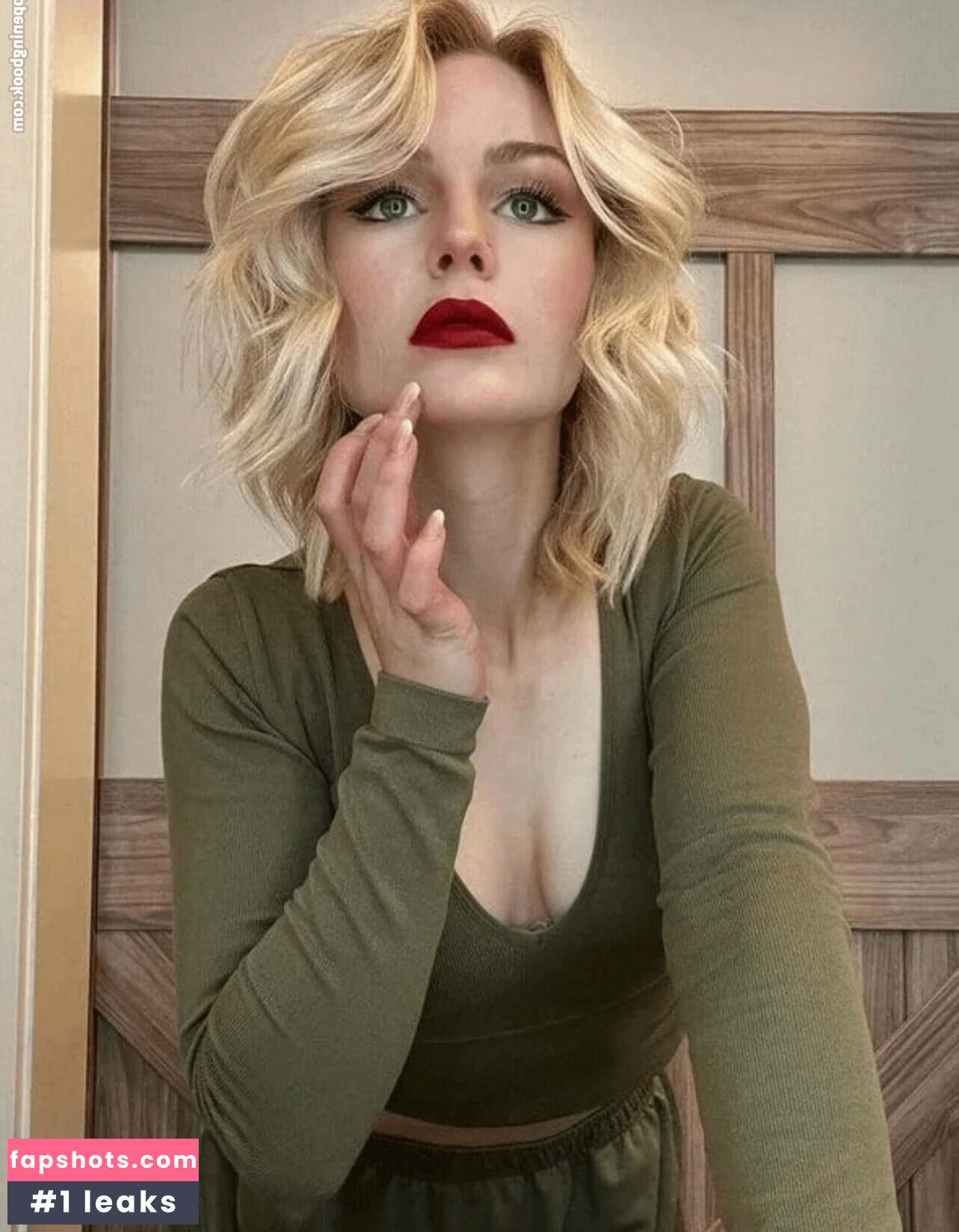 KallMeKris gallery photo #8