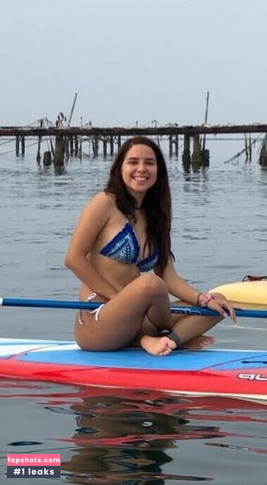 Karen Andarza gallery photo #5