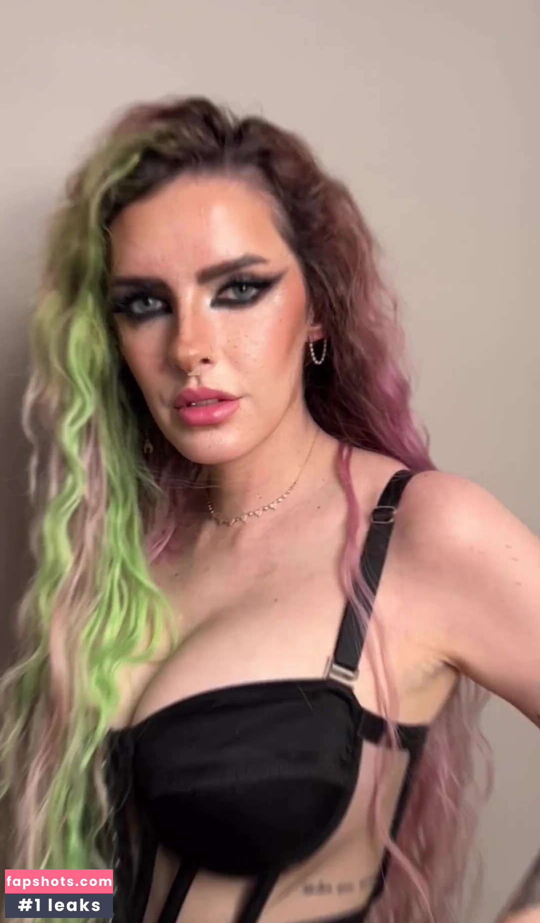 Karen Bachini gallery photo #16