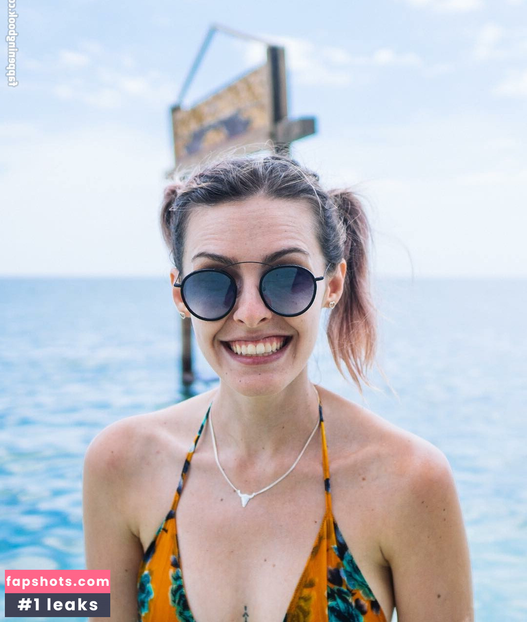 Karen Bachini gallery photo #43