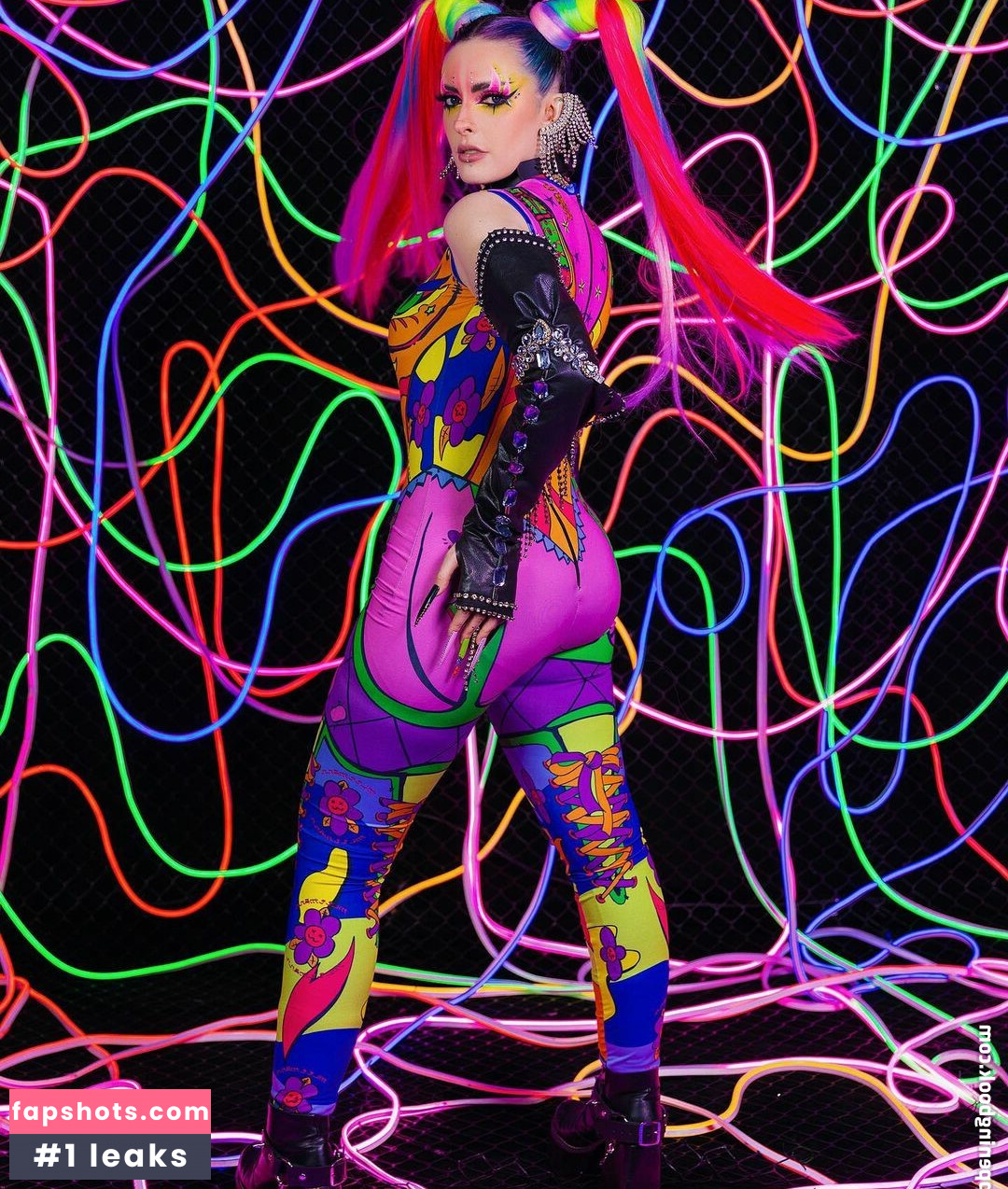 Karen Bachini gallery photo #7