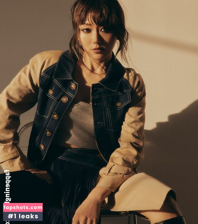 Karen Fukuhara gallery photo #155