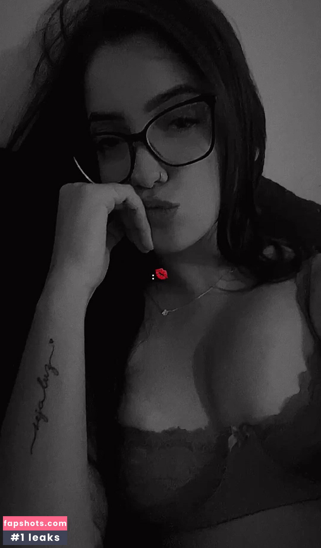 Karen Sara gallery photo #5