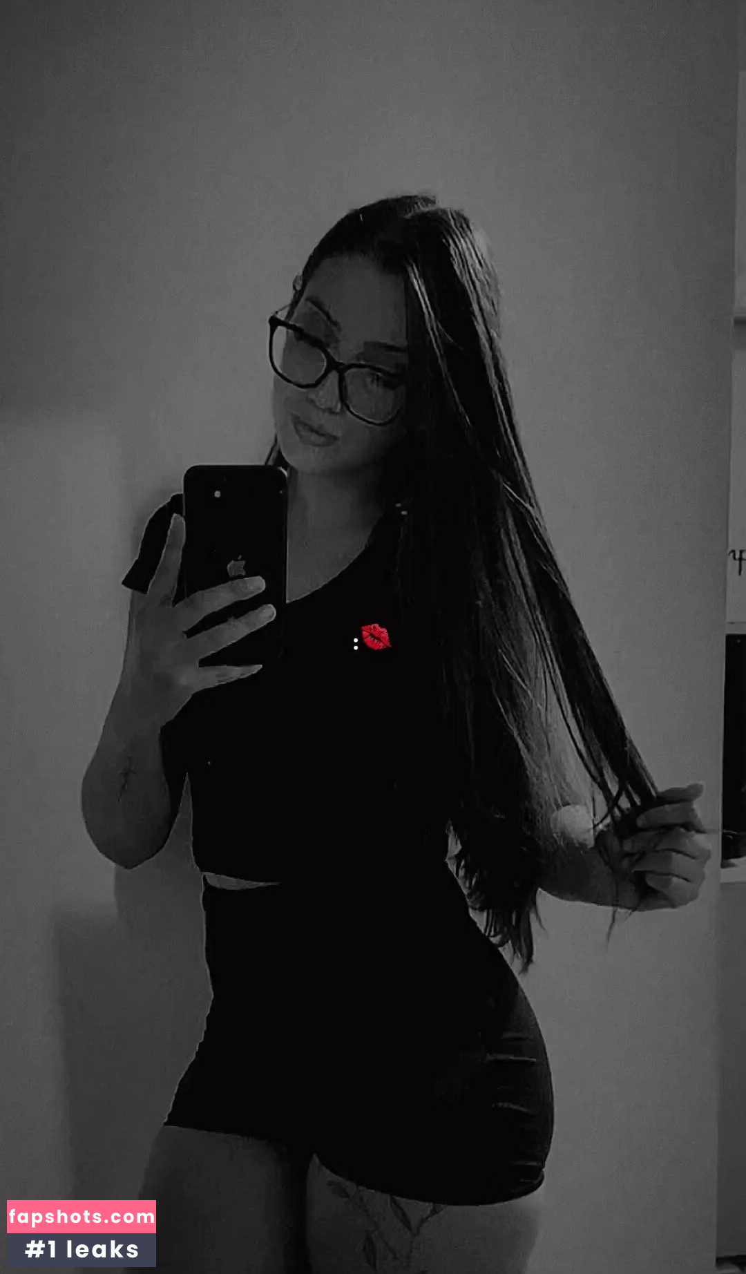 Karen Sara gallery photo #7