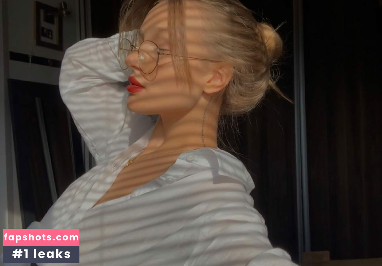 Karina Muzhalovska gallery photo #5