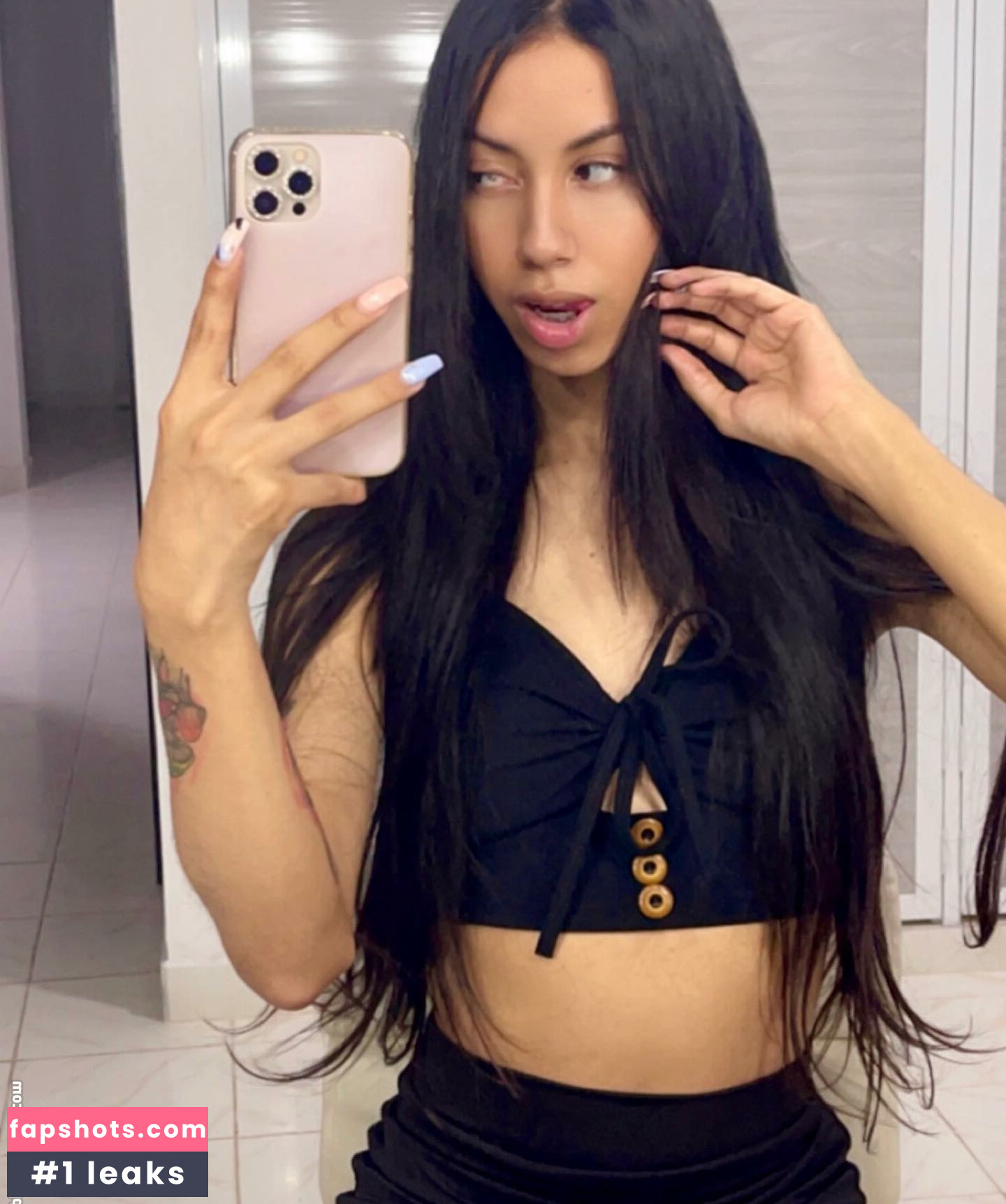 Karoll Valencia gallery photo #15