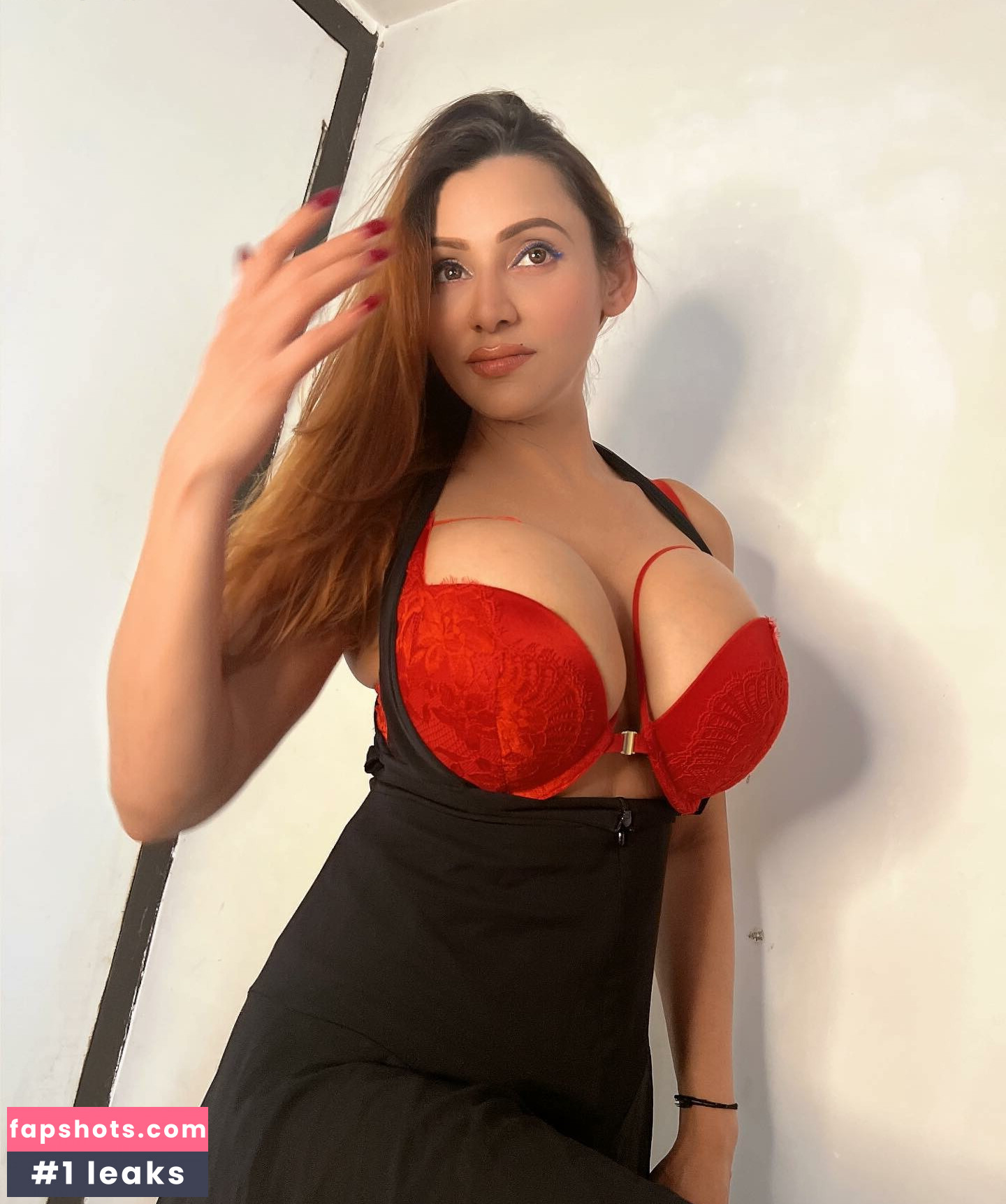 Karrishma Kar gallery photo #6