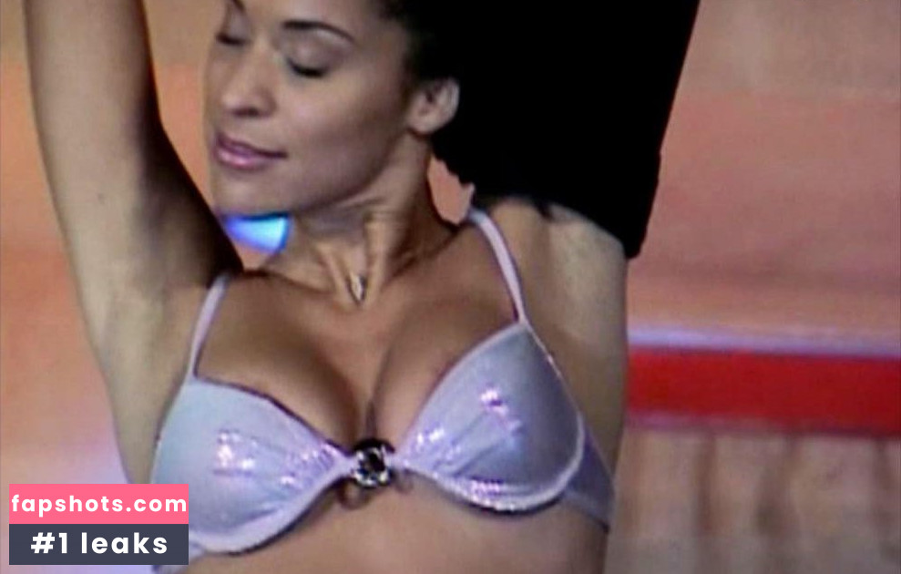 Karyn Parsons gallery photo #13