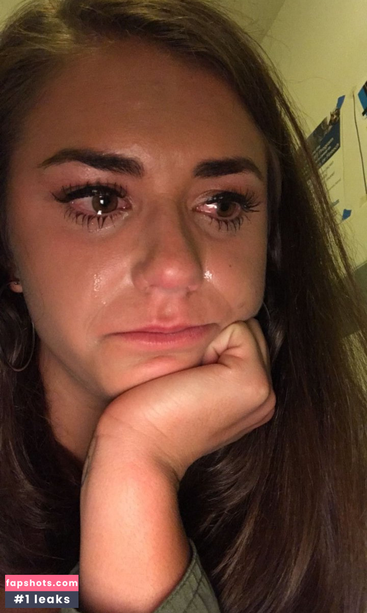 Kassidy Cook nude babe gallery