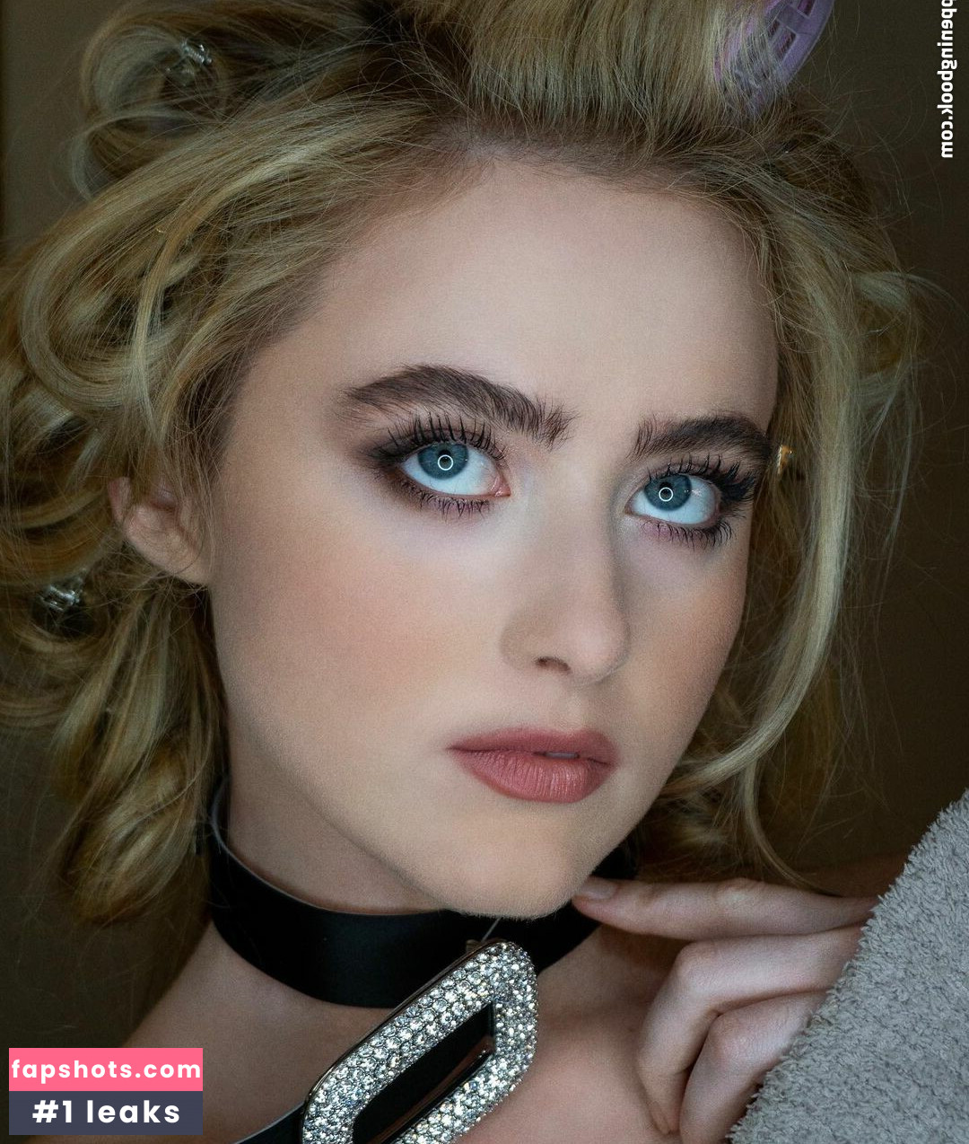 Kathryn Newton nude babe gallery