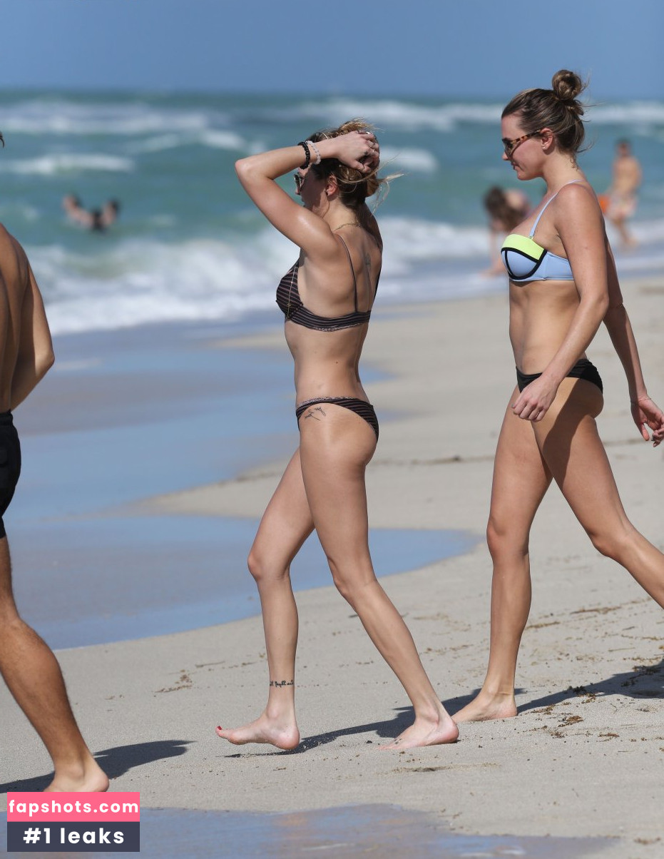 Katie Cassidy gallery photo #243