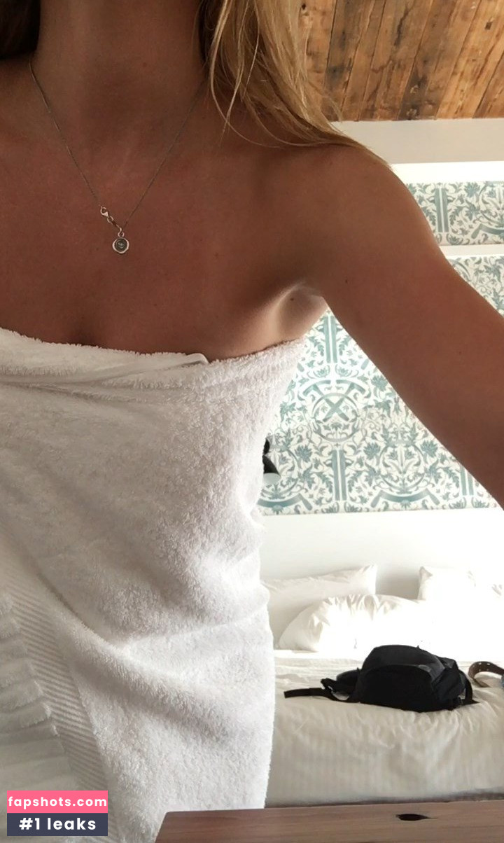 Katie Cassidy gallery photo #548