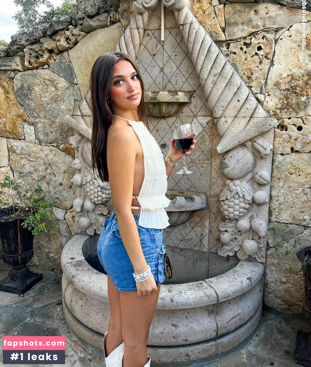 Katie Thompson gallery photo #32