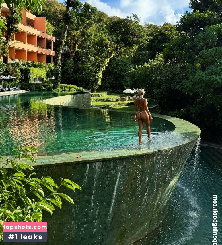 Kaz Crossley gallery photo #30