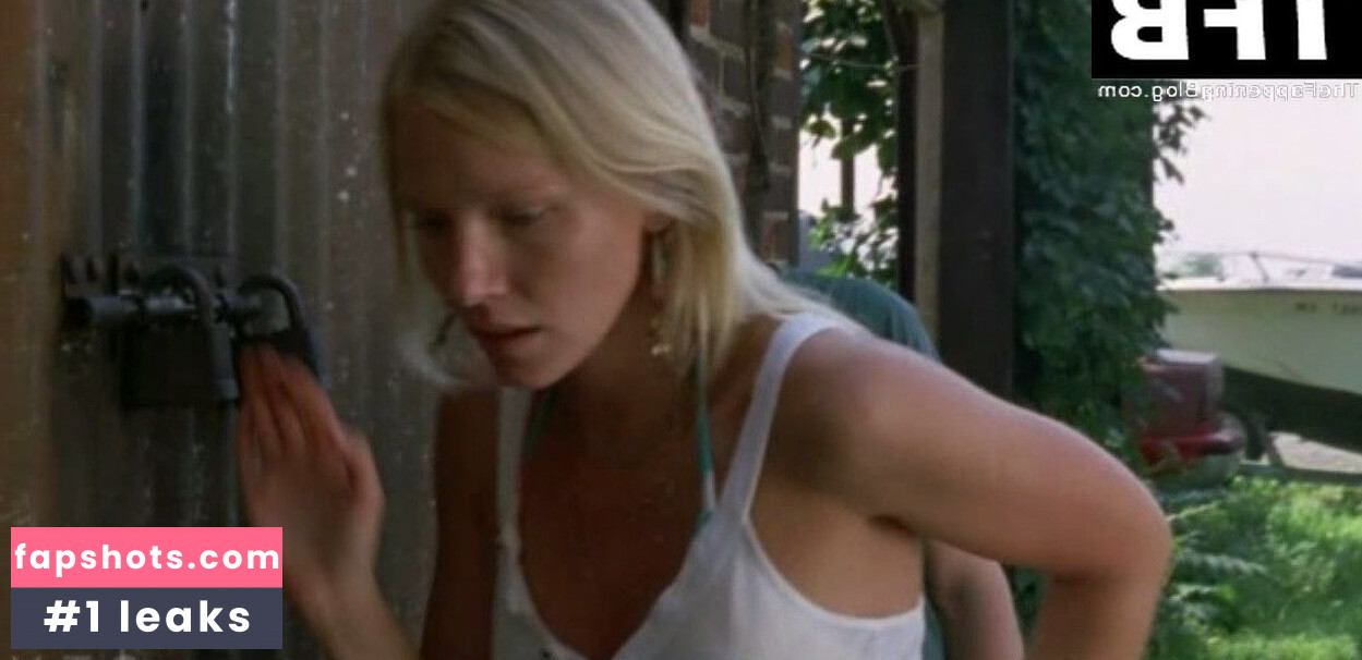 Kelli Giddish gallery photo #13