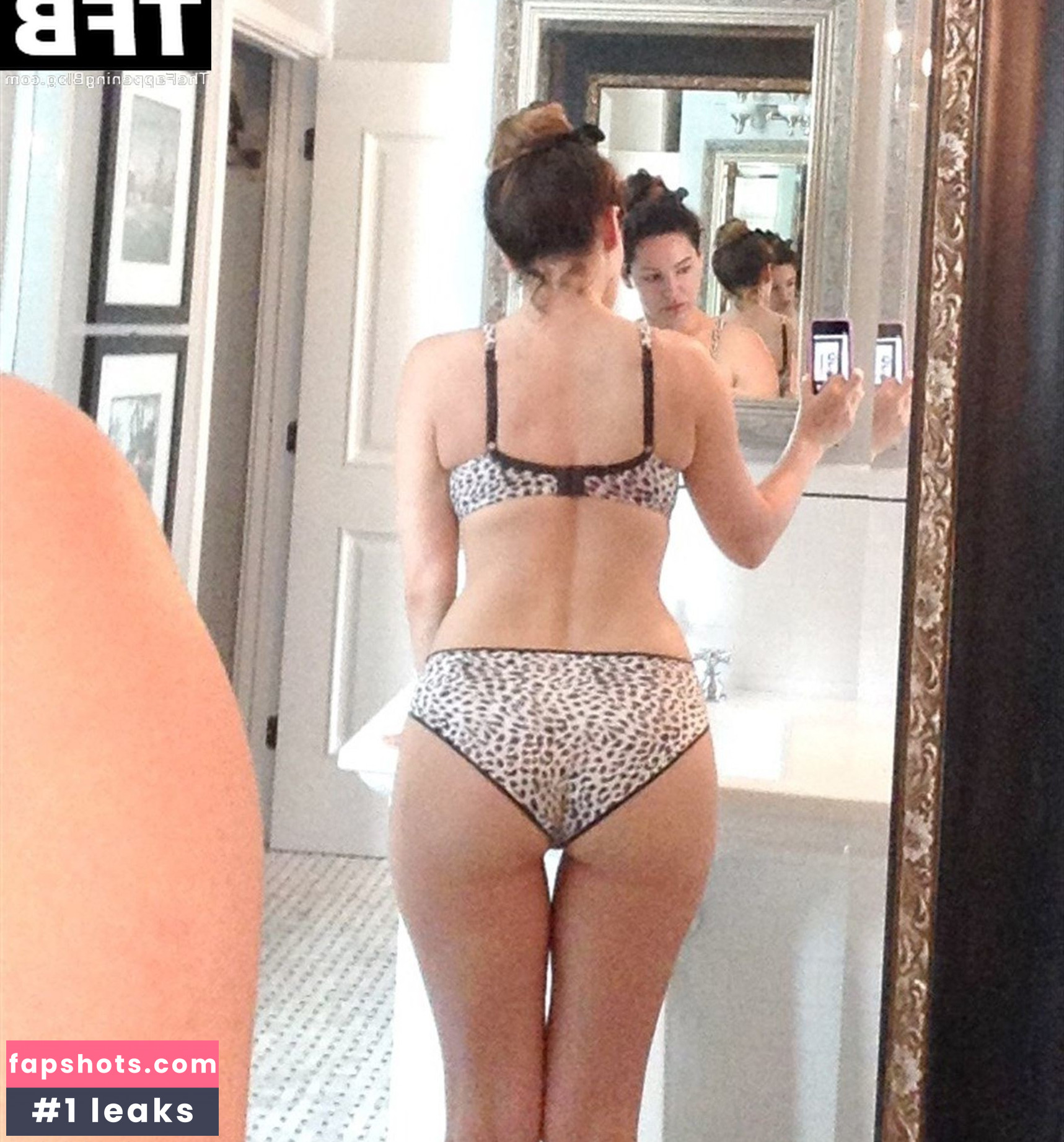 Kelly Brook gallery photo #938