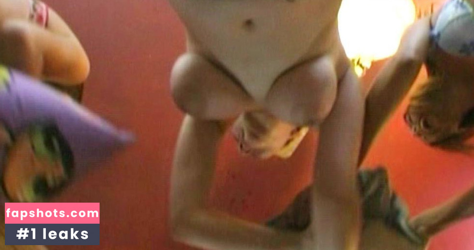 Kelly King nude babe gallery