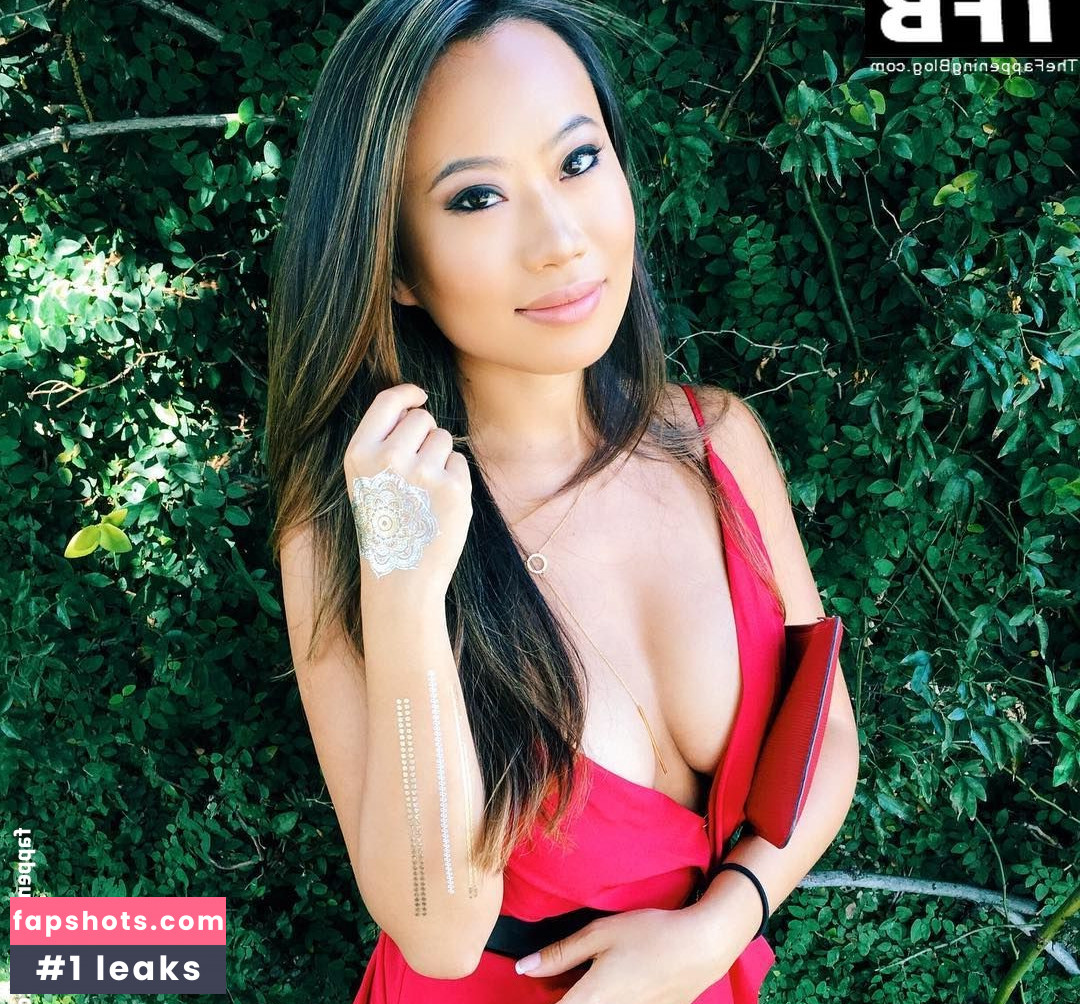 Kelly Mi Li gallery photo #29