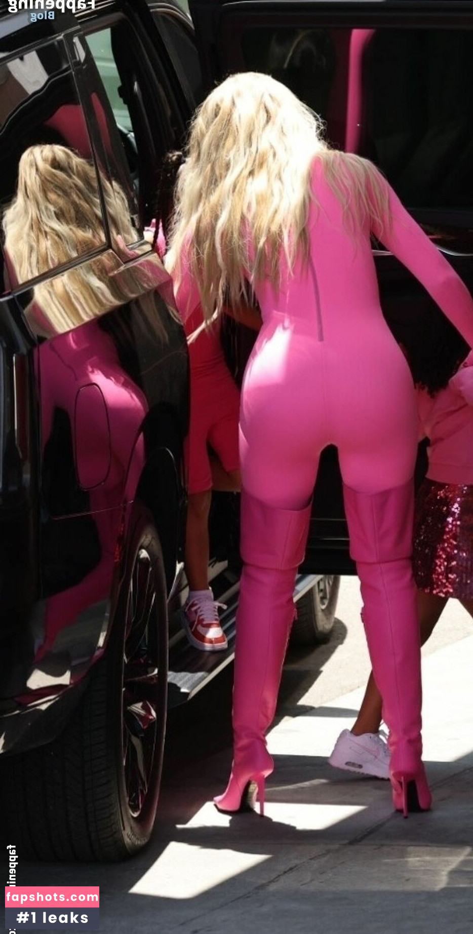 Khloe Kardashian gallery photo #299