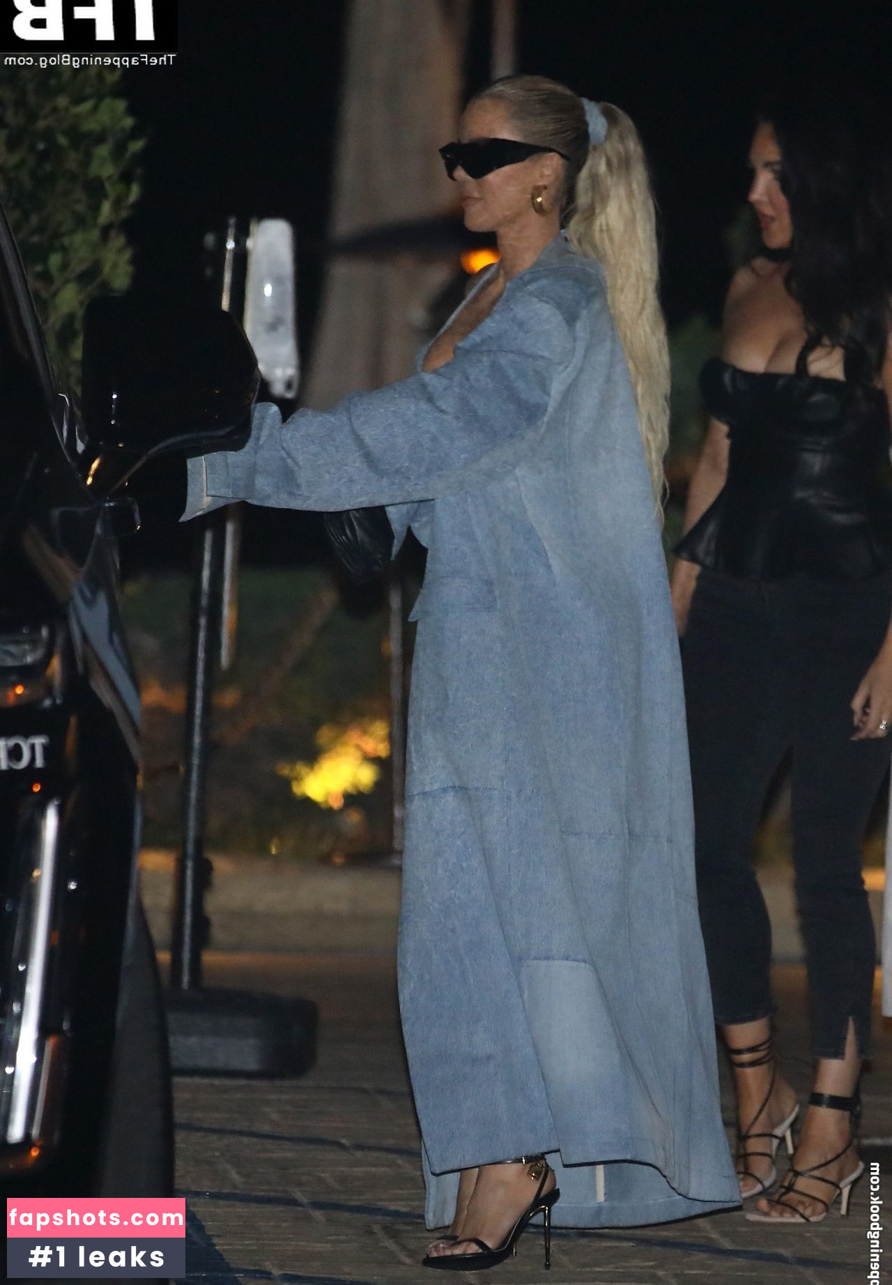 Khloe Kardashian gallery photo #396