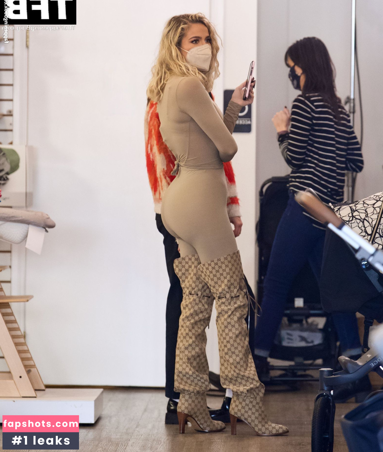 Khloe Kardashian gallery photo #418