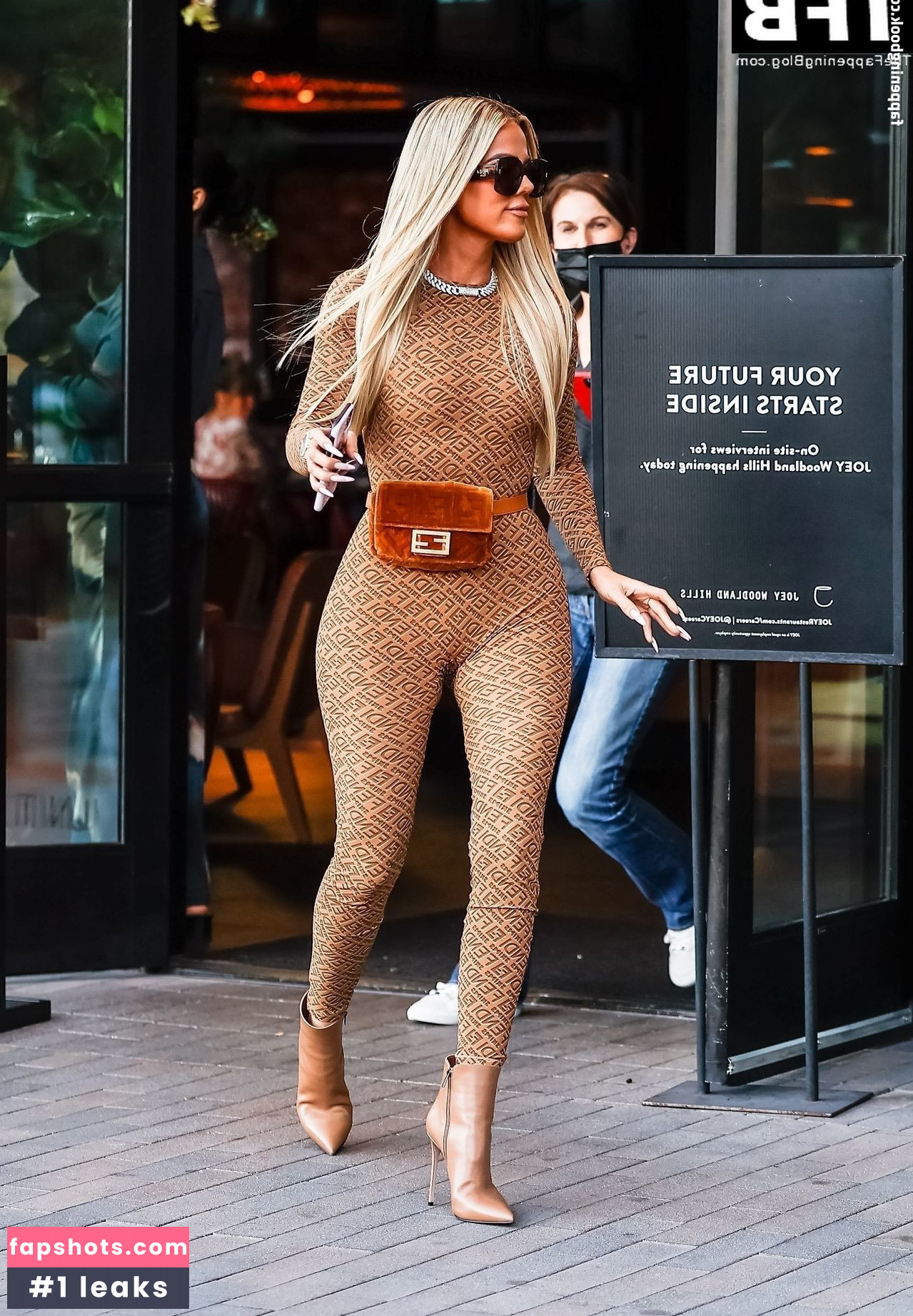 Khloe Kardashian gallery photo #431