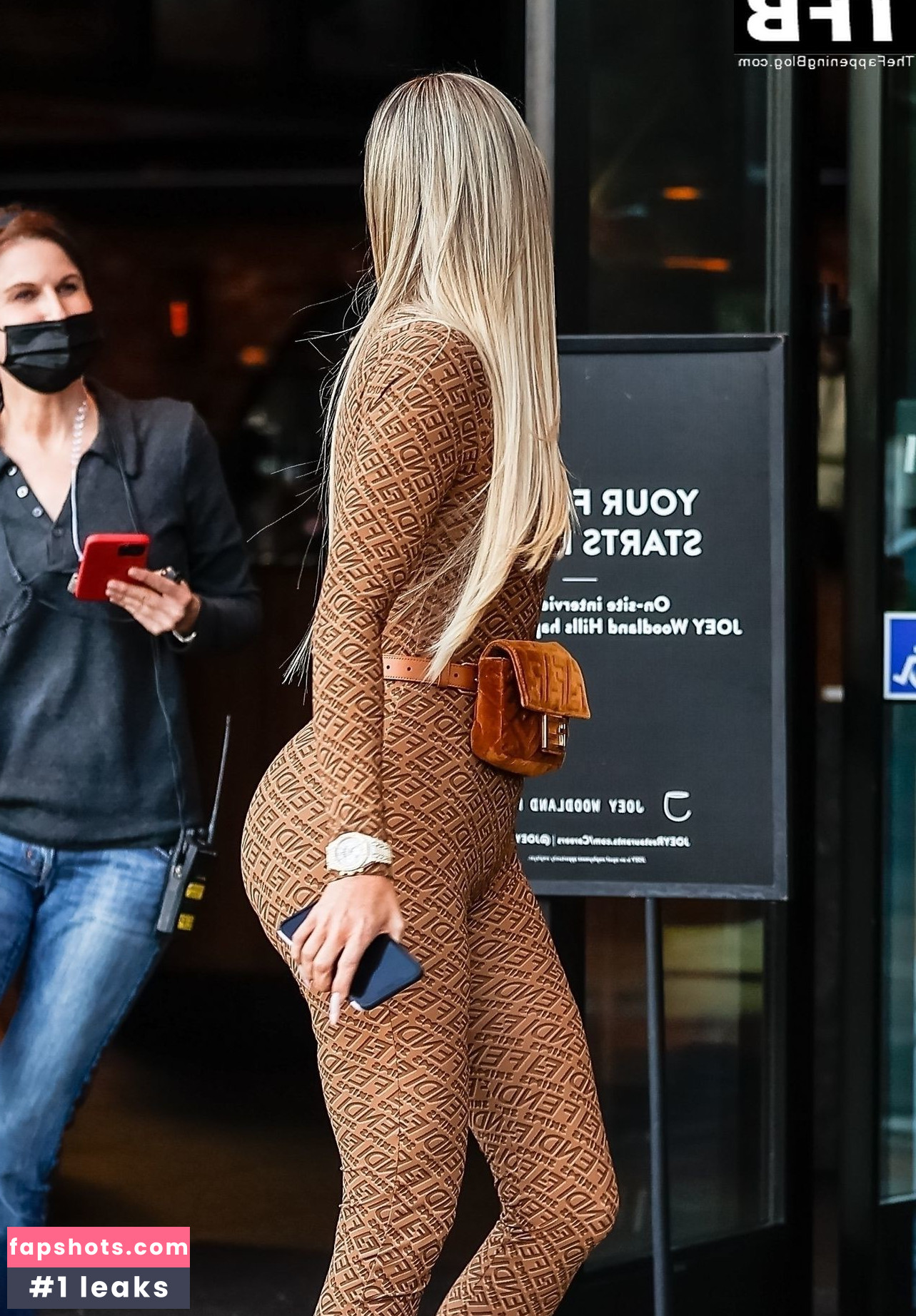 Khloe Kardashian gallery photo #432