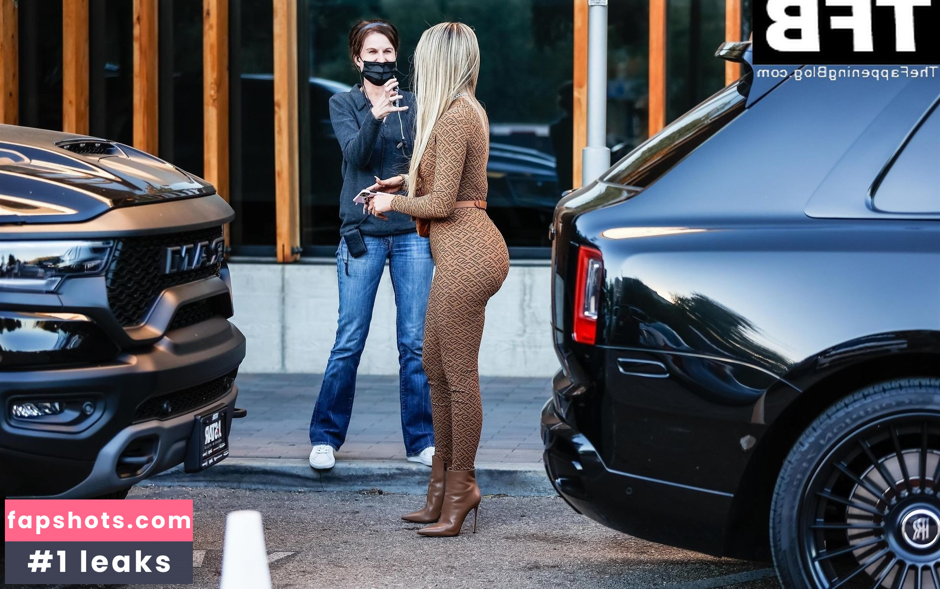 Khloe Kardashian gallery photo #434