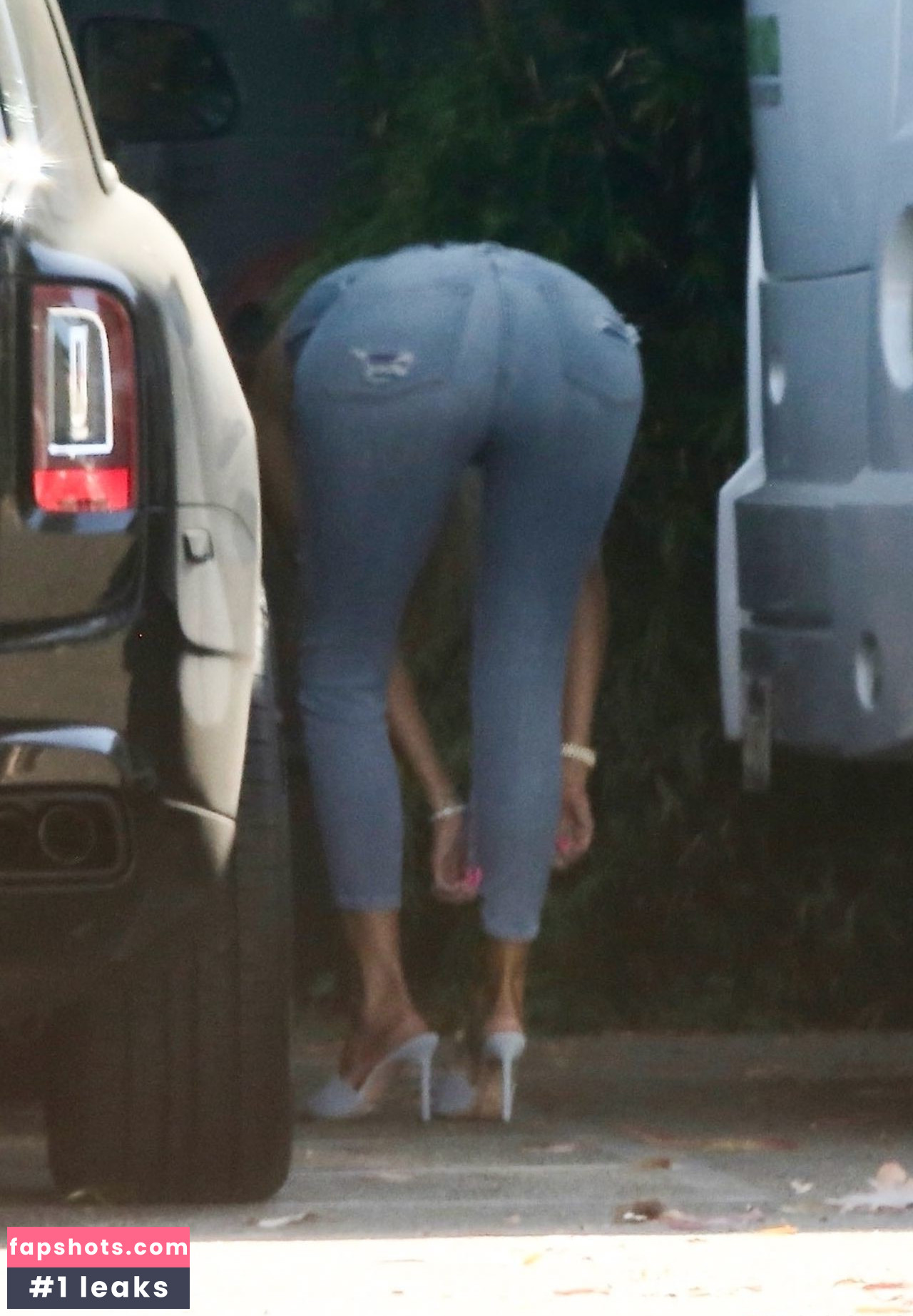 Khloe Kardashian gallery photo #511