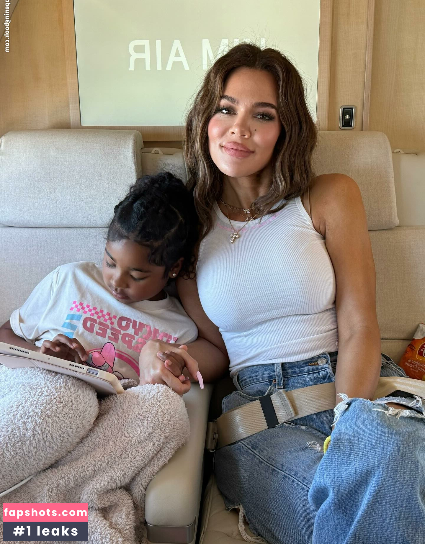 Khloe Kardashian gallery photo #7