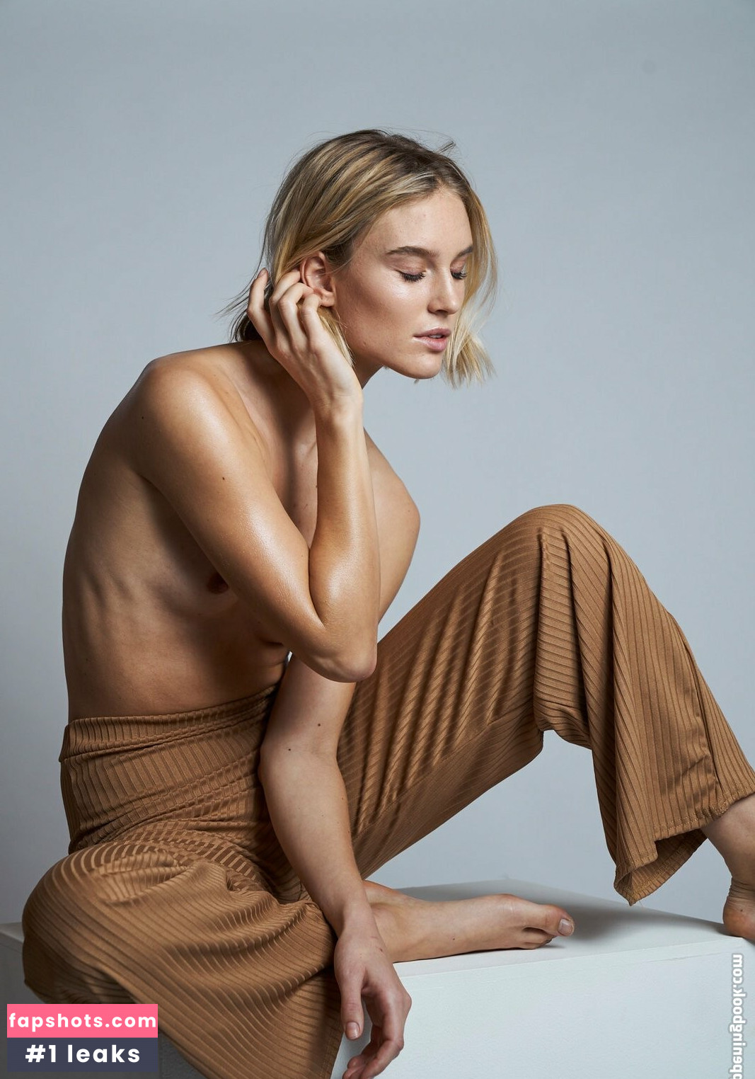 Kim Hnizdo gallery photo #21