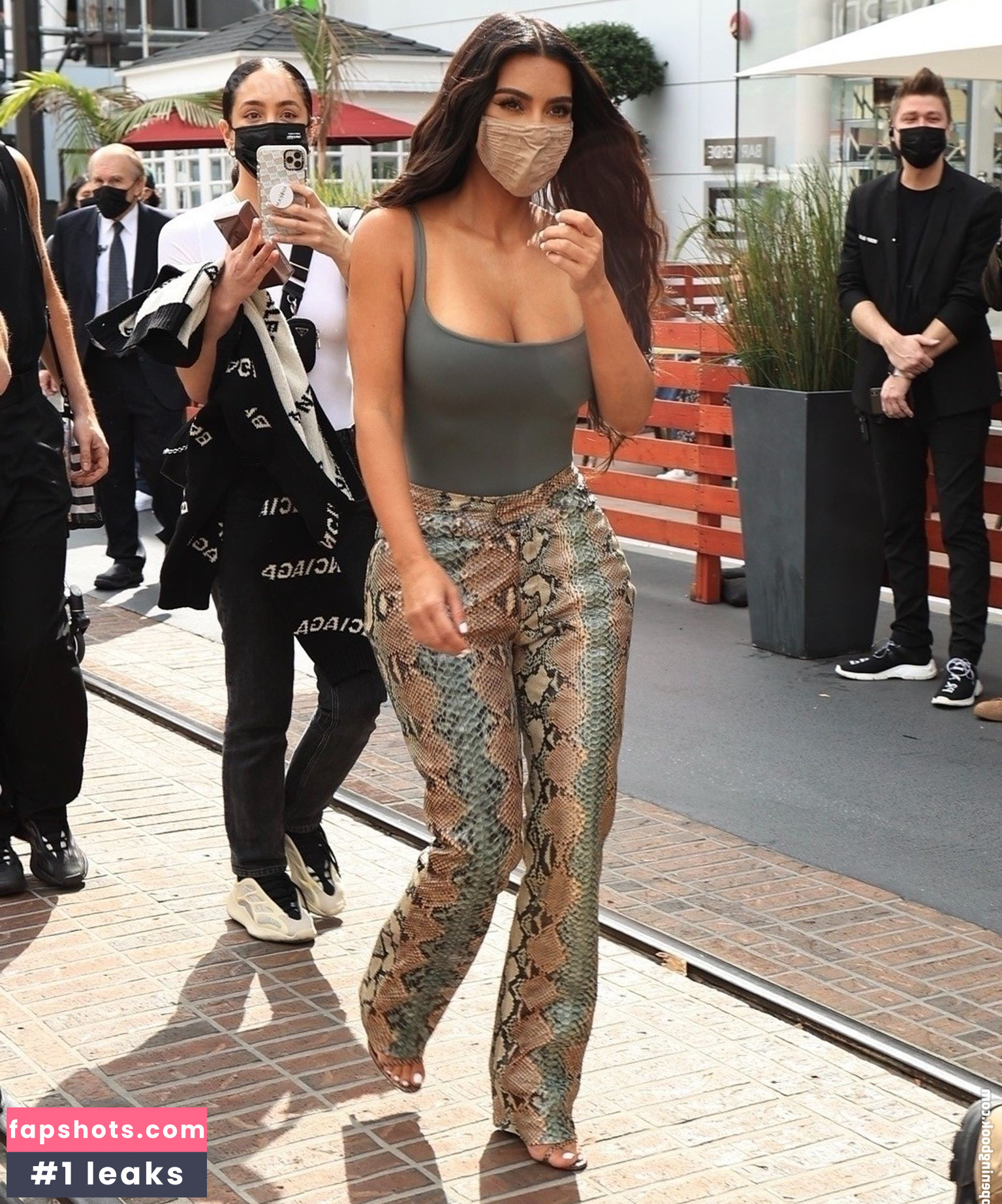 Kim Kardashian gallery photo #1713