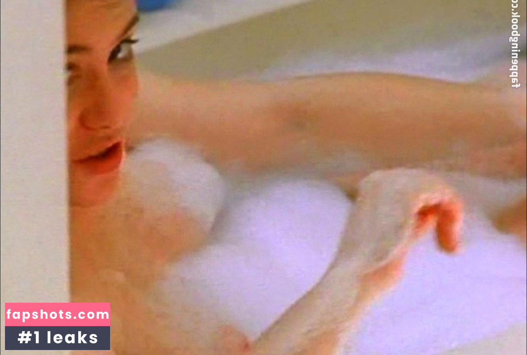 Kim Reynolds nude babe gallery