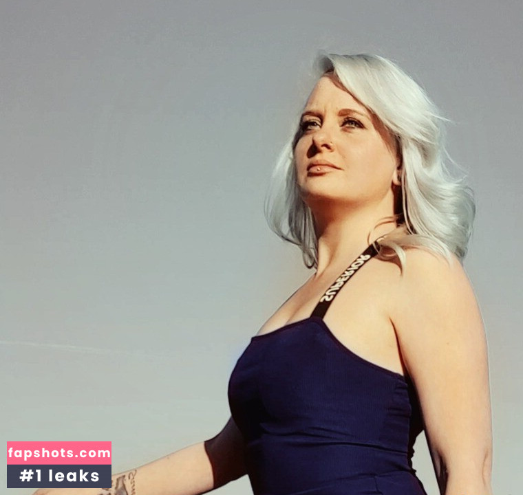 Kimberly Moon gallery photo #4