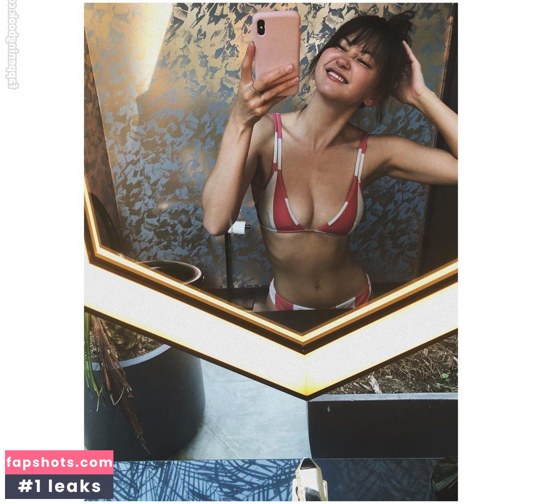 Kimiko Glenn gallery photo #101