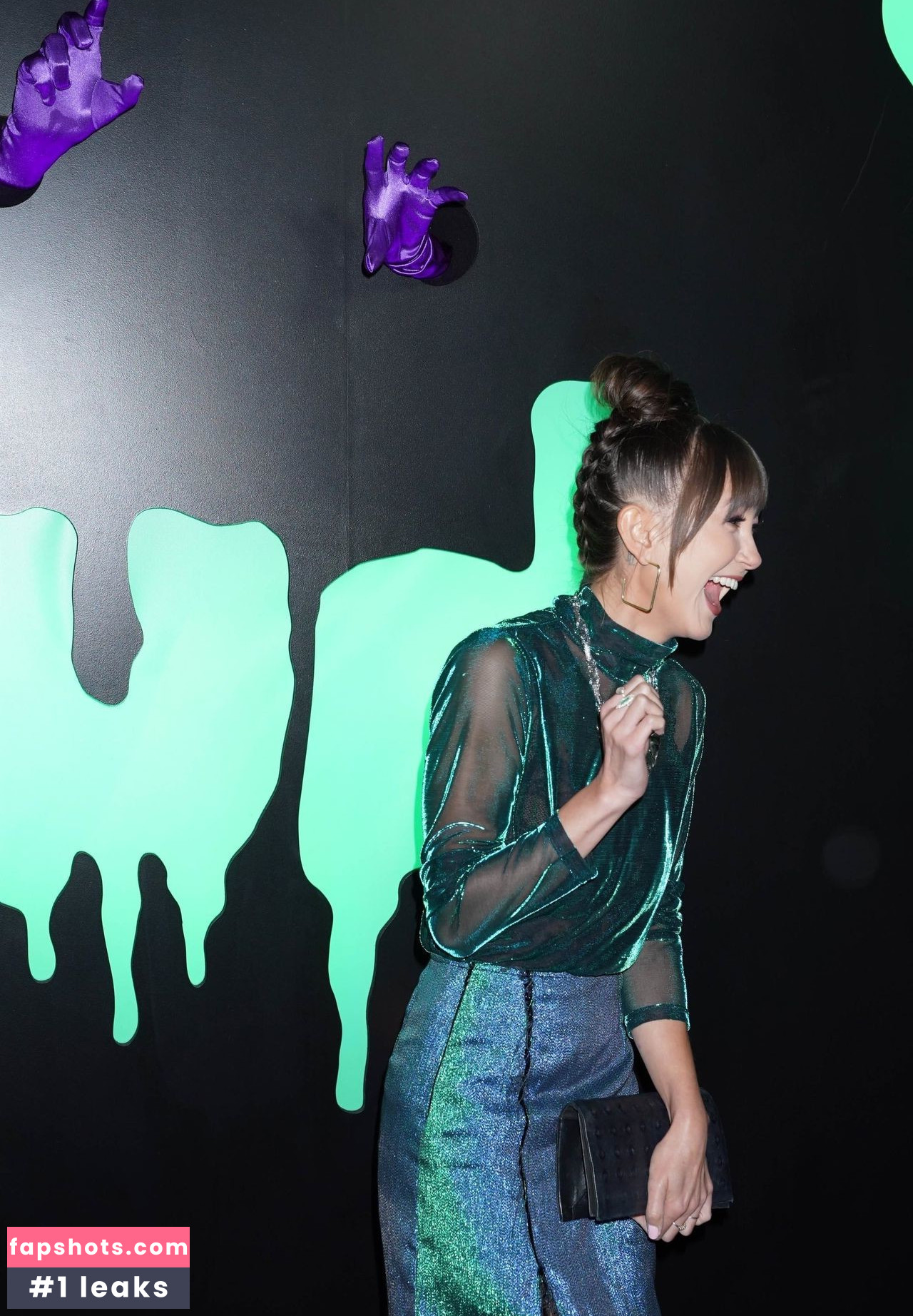 Kimiko Glenn gallery photo #110